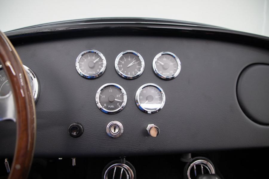 Панель приборов Shelby Cobra by Factory Five 2018 года  (фото 39 из 93)